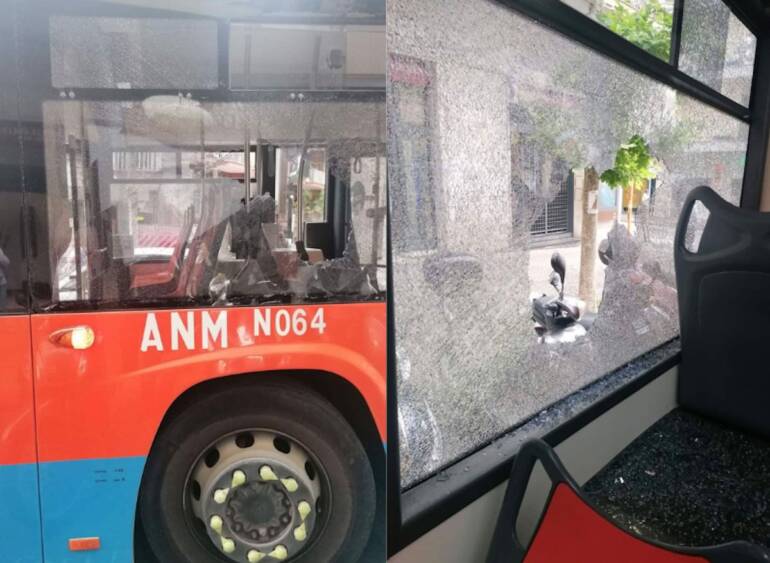 Napoli, blocca traffico in doppia fila: picchia autista Anm e distrugge autobus