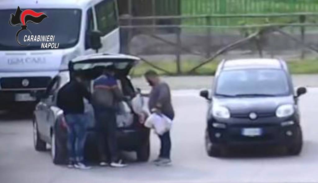 Camorra: buste spesa durante lockdown, il clan di Caivano controlla il territorio