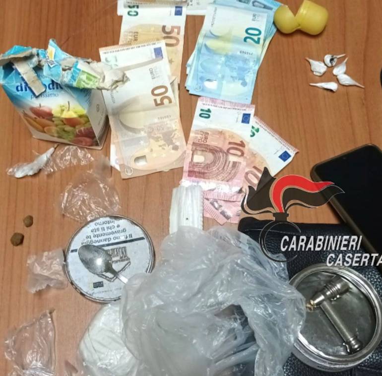 Caserta, 44enne trovato con cocaina aggredisce i carabinieri: arrestato
