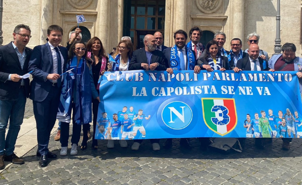 Il Napoli Club Parlamento brinda per la moneta celebrativa con un maxi babà a forma di Vesuvio