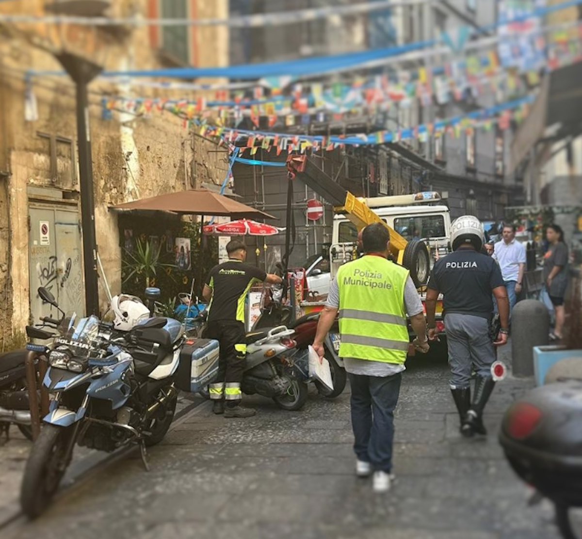 Napoli, rimossi 25 veicoli abbandonati ai Quartieri Spagnoli