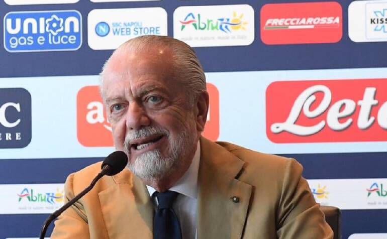 Il Napoli stringe per Conte, De Laurentiis non si sbilancia: “Non posso dire nulla. Prossimi giorni decisivi”