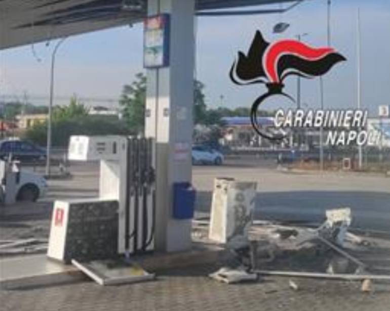 Napoli, per rubare la cassa automatica fanno esplodere bomba nel distributore di benzina