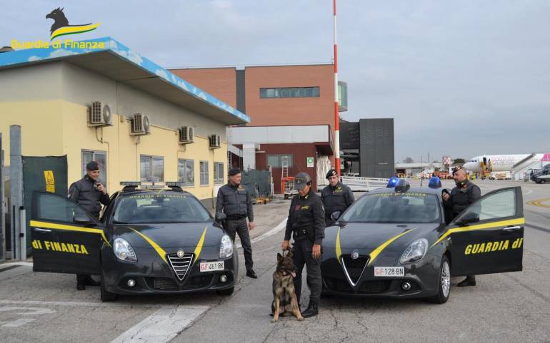 Scoperto traffico di clandestini arrivati in Italia con documenti falsi a bordi di aerei di linea da Malta