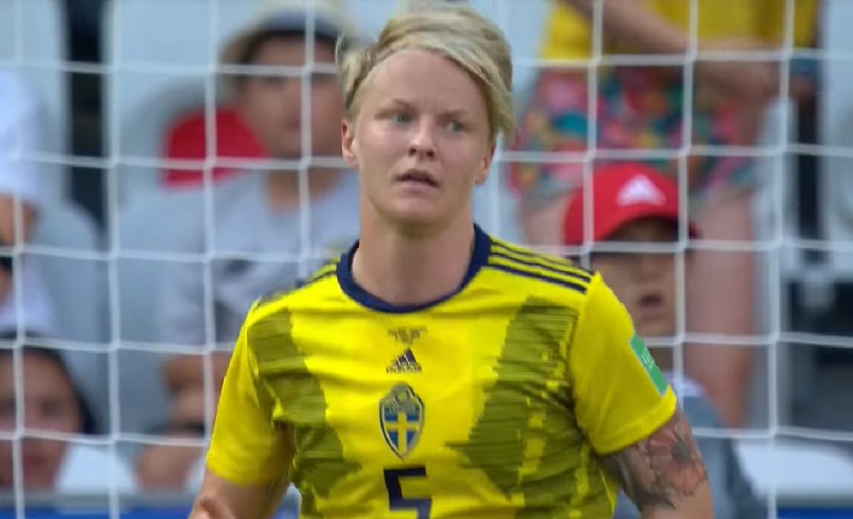 La calciatrice svedese Fischer: “Ai Mondiali costrette a mostrare i genitali per dimostrare di essere donne”
