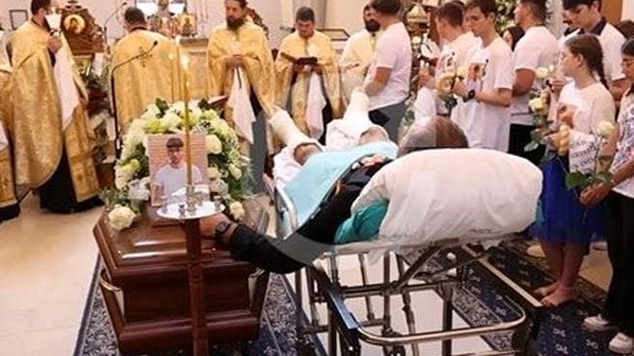 Ferrara: in barella al funerale del figlio morto nel suo stesso infortunio sul lavoro