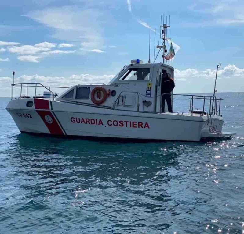 Ischia, pescatori di frodo sorpresi in area marina protetta:  denunce e sequestri