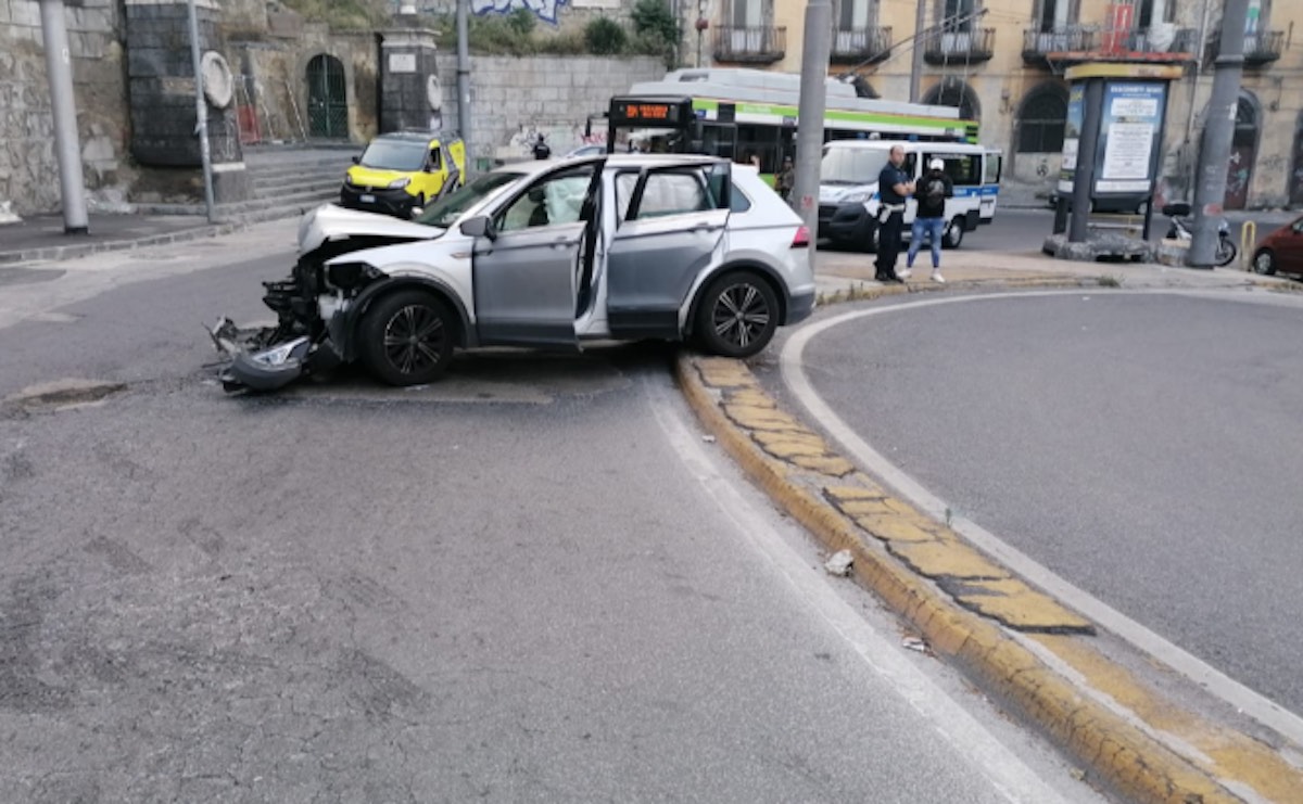 Napoli, si schianta con l’auto contro il palo del filobus a Capodimonte: muore 42enne