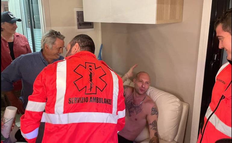 Infortunio sul palco per Clementino