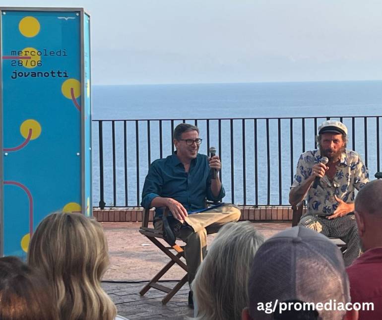 Jovanotti alle ‘Conversazioni’ di Capri: ‘Viaggiare ci salva da questa epoca di passioni tristi’