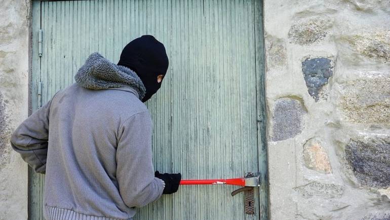 Tenta furto in casa di un carabiniere: 32enne di napoli inseguito e arrestato