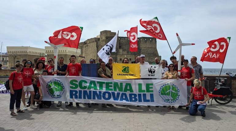 Mobilitazione Scatena le rinnovabili: oggi a Napoli davanti al MIC o associazioni, movimenti ecologisti e studenteschi con pannelli fotovoltaici e pale eoliche in segno di protesta