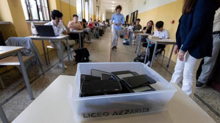 Maturità, traccia su Whatsapp la più scelta dagli studenti a Napoli