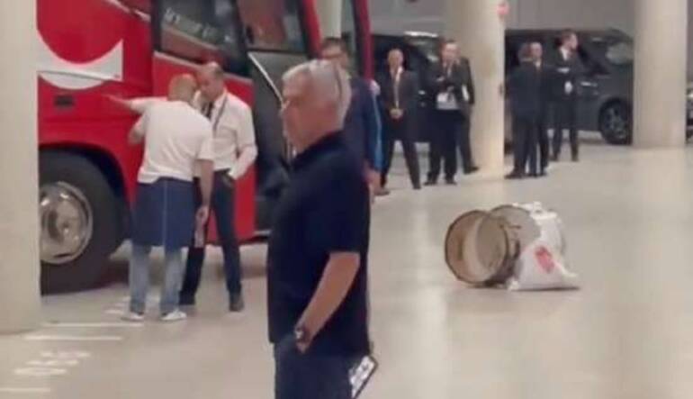 Mourinho contro l’arbitro Taylor nel garage dello stadio: “Sei una disgrazia”