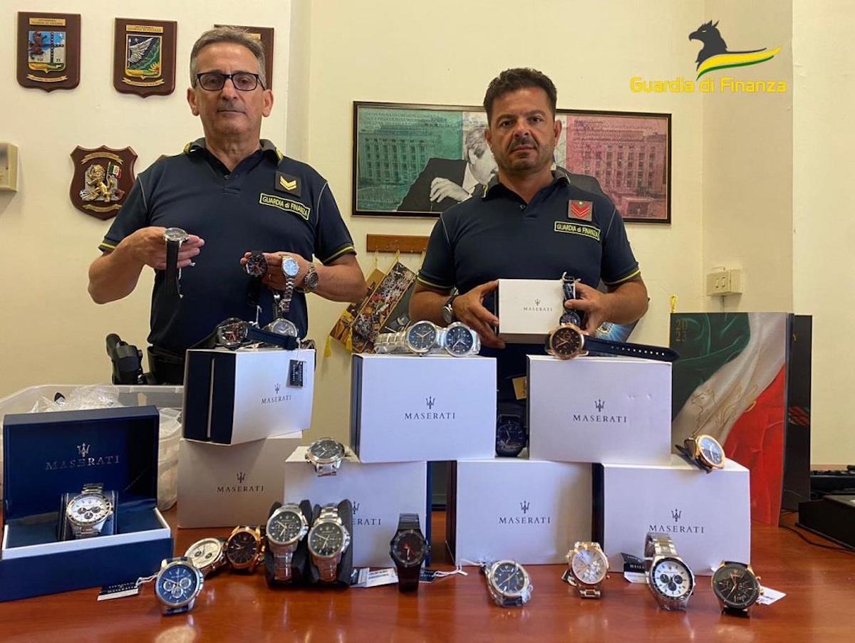 Napoli, scoperto traffico di falsi orologi Maserati e Philip Watch: 3 denunciati