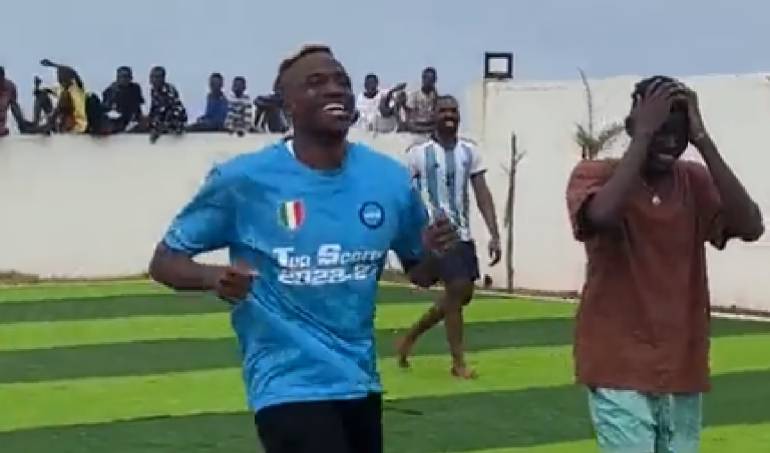 Osimhen, partitella con gli amici in Nigeria con una maglia speciale. VIDEO