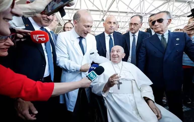 Papa Francesco torna in Vaticano: “Sono ancora vivo”