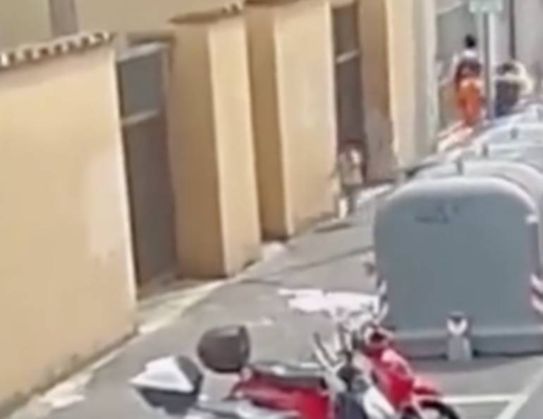 Firenze, la piccola Kata ripresa dalle telecamere mentre esce da sola dall’albergo