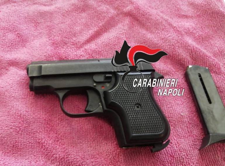 Napoli, i carabinieri setacciano le strade del quartiere Stella: trovata una pistola a salve