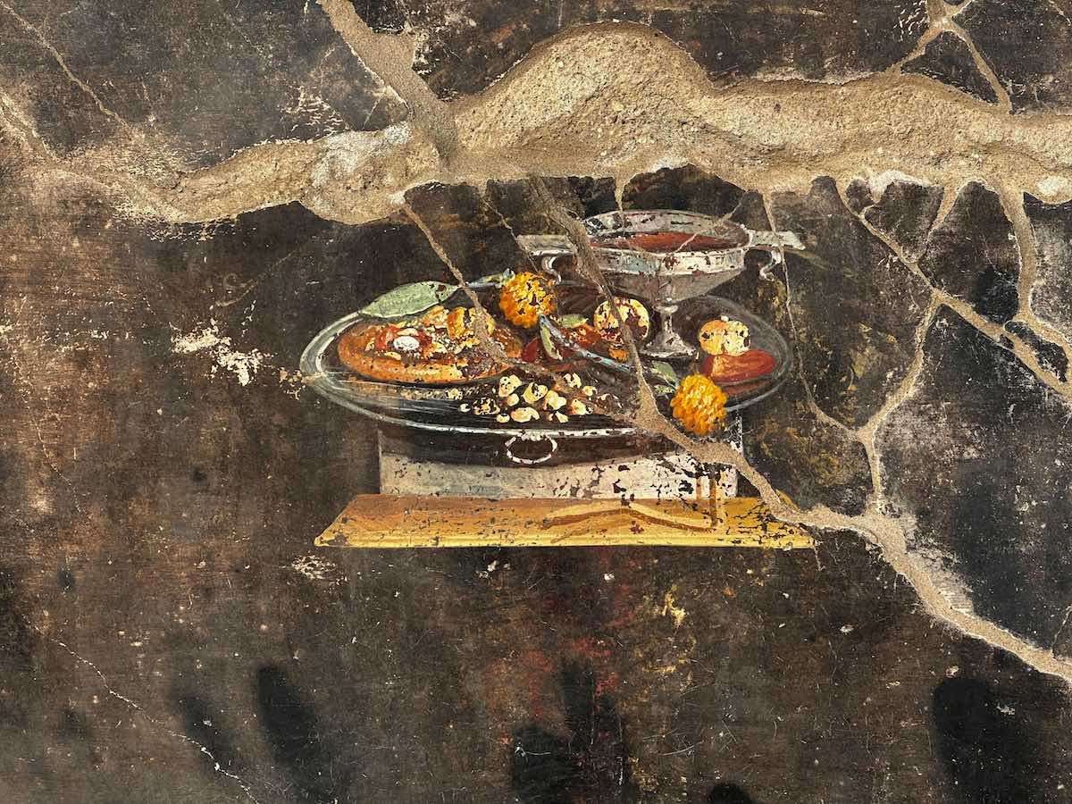 Pompei, scoperta un antenato della pizza in un affresco alla Regio IX