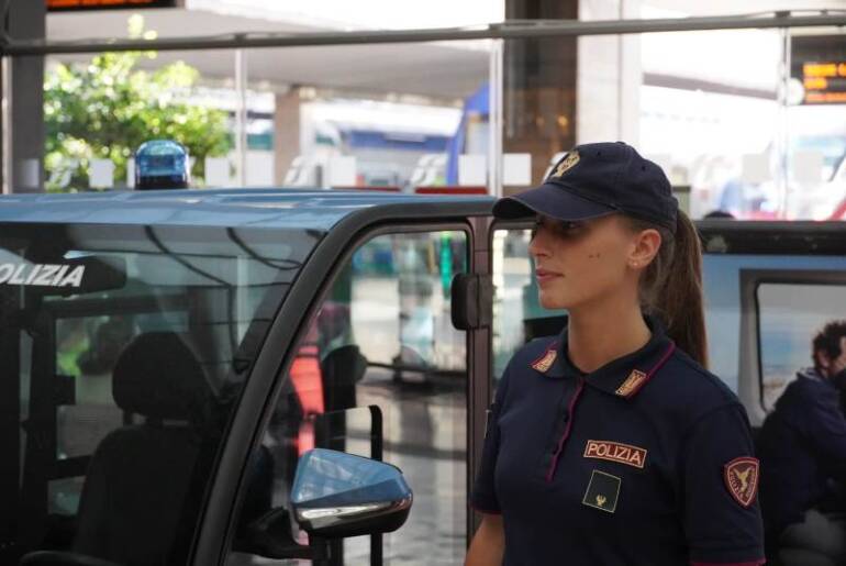La polizia recupera al volo il latte per un bambino