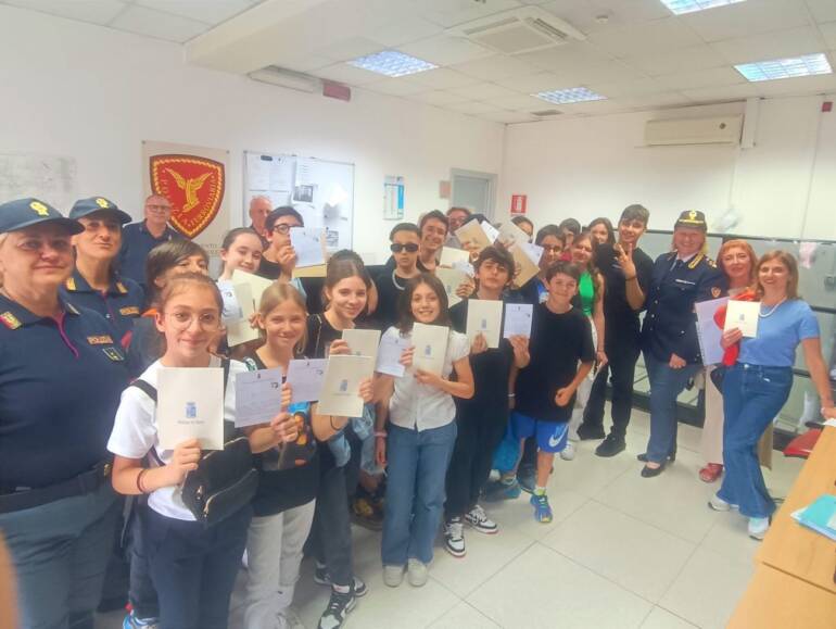 ragazzi visita polizia ferroviaria