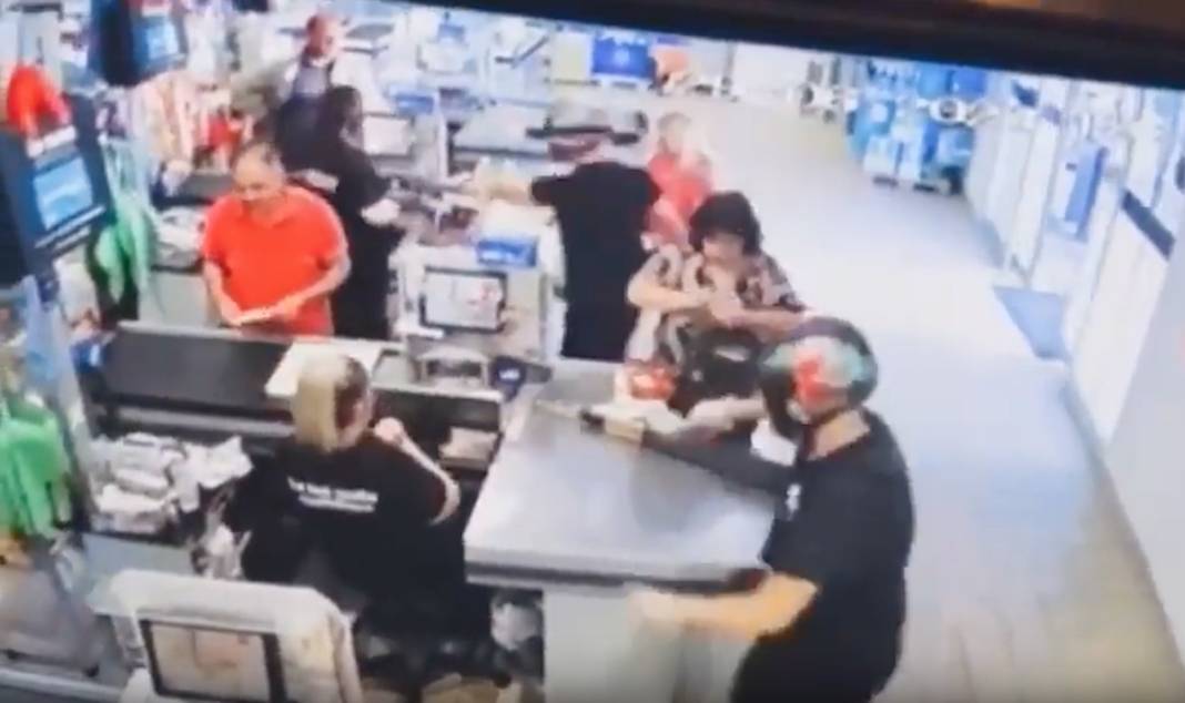rapina supermercato pistola faccia cassieri