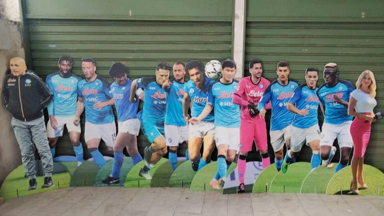 Le sagome dei calciatori del Napoli finiscono all’asta (per beneficenza)