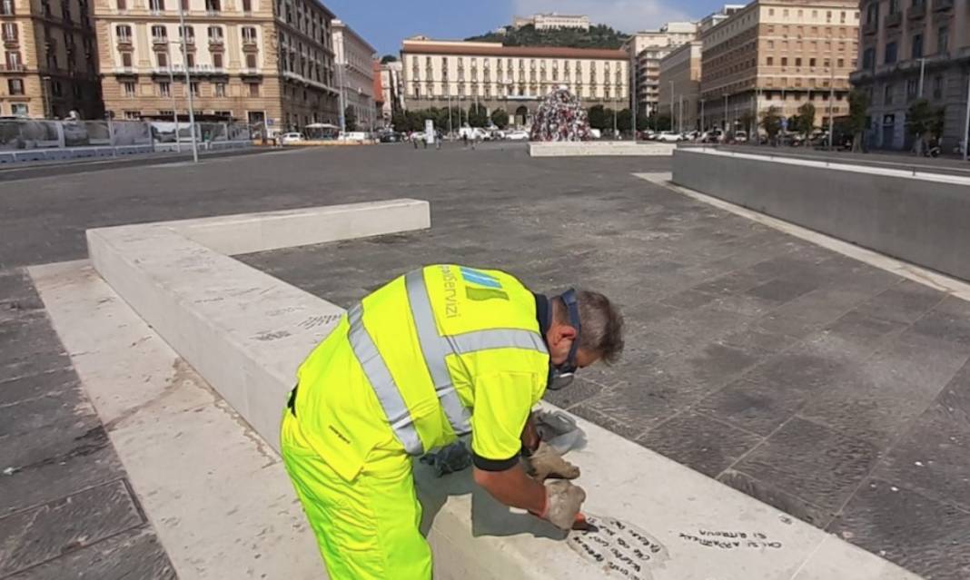 scritte vandaliche piazza municipio