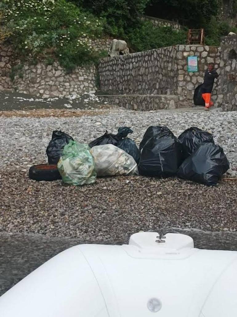 Massa Lubrense, ripulita la spiaggia di Crapolla