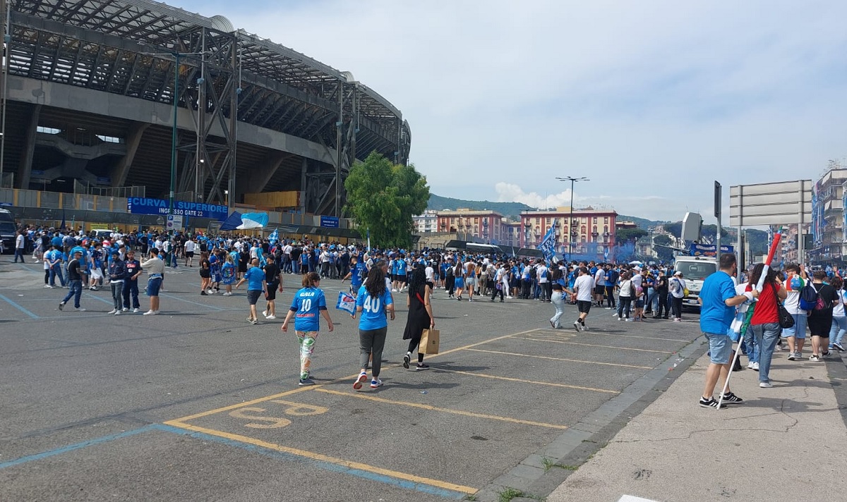 Controlli per Napoli Sampdoria: tifosi senza biglietto e fumogeni, denunce e sanzioni