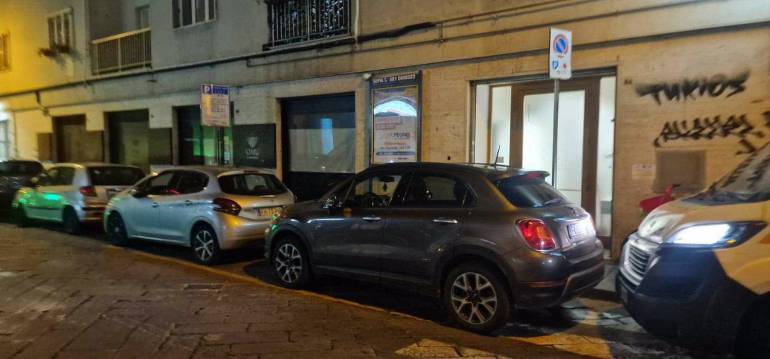 Napoli, sosta selvaggia: lo stallo riservato all’ambulanza 118 di via Chiatamone perennemente occupato