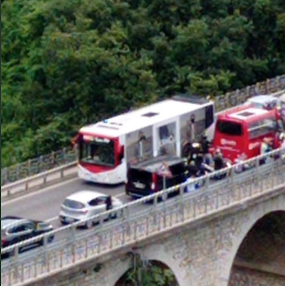 Tenta il suicidio dal ponte di Seiano: salvato dall’autista di un bus turistico