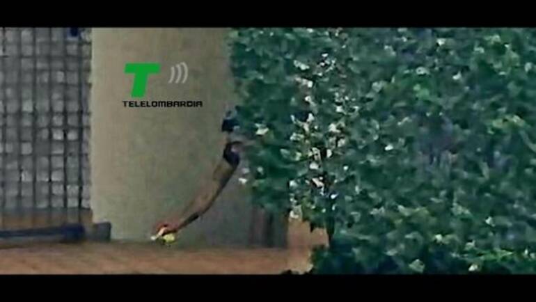 Video riprende Impagnatiello mentre pulisce fuori da casa