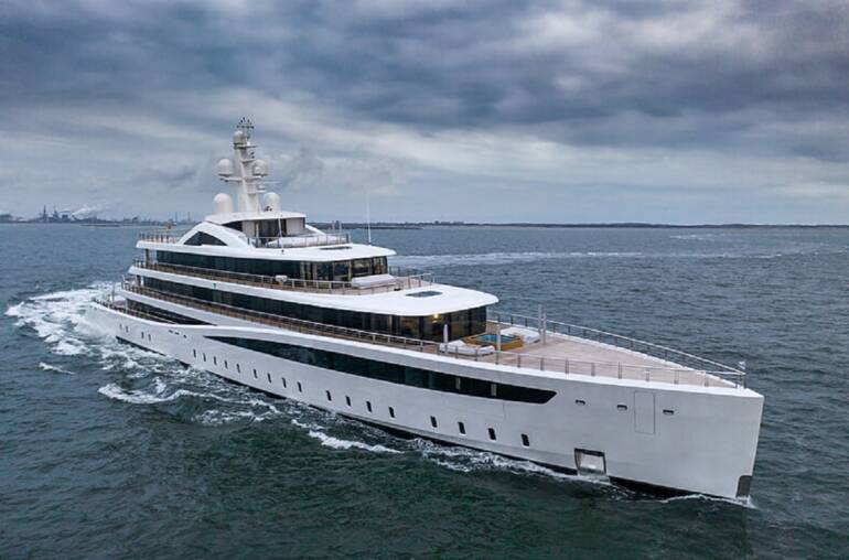 Il megayacht ‘Viva’ da 94 metri in sosta allo Stabia Main Port