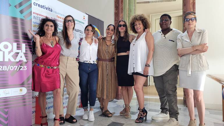 ‘LE VESUVIANE. L’altra metà di cantanapoli’: 28 artiste sul palco chiudono il festival diffuso ‘NapoliFonika’