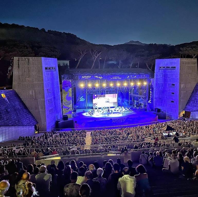 Standing ovation e applausi a scena aperta per ‘le Vesuviane – l’altra metà di cantanapoli’ sul palcoscenico di un’Arena Flegrea in sold out