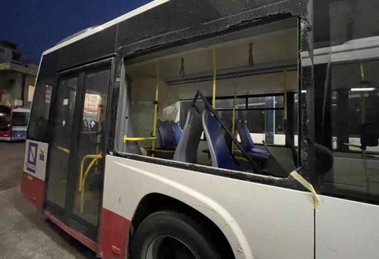 Afragola, sassi e bottiglie contro bus EAV