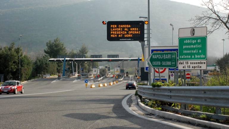 Auto in fiamme al casello di Avellino: in salvo due ragazzi di Napoli