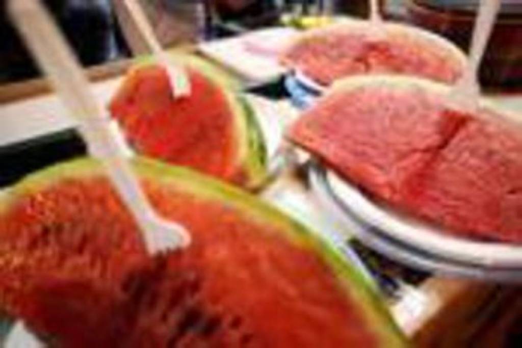 Caldo: cocomero, gelati e bagni anti-afa, dal pediatra decalogo a misura di bimbi