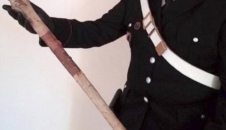 Piomba in piena notte in casa del rivale in amore e lo minaccia con un bastone, 22enne denunciato nel Casertano