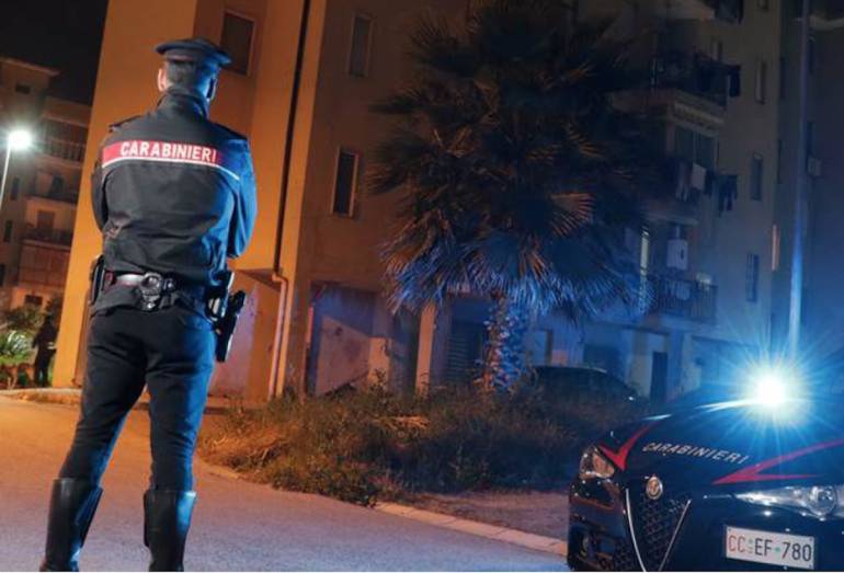 Casal di Principe, ubriaco alla guida aggredisce i carabinieri: denunciato