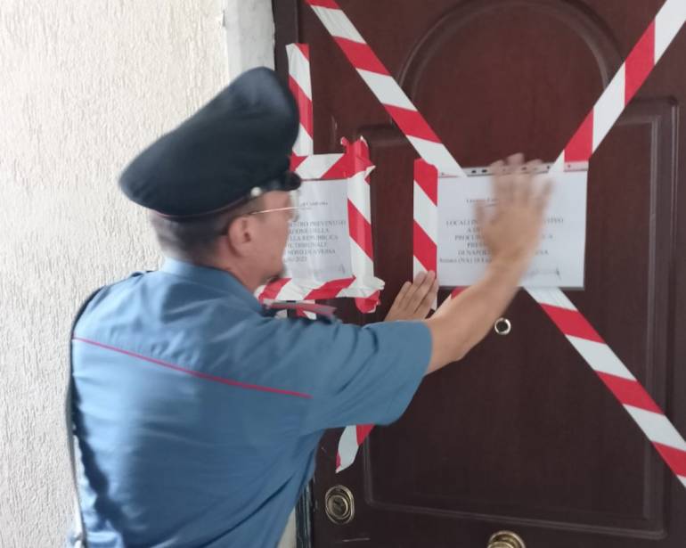 Pozzuoli, uccide la moglie davanti ai figli e poi si suicida
