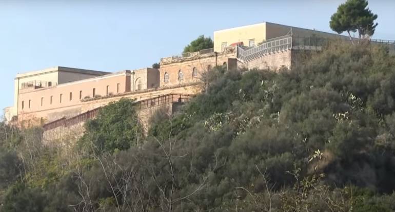 napoli, telefoni nascosti