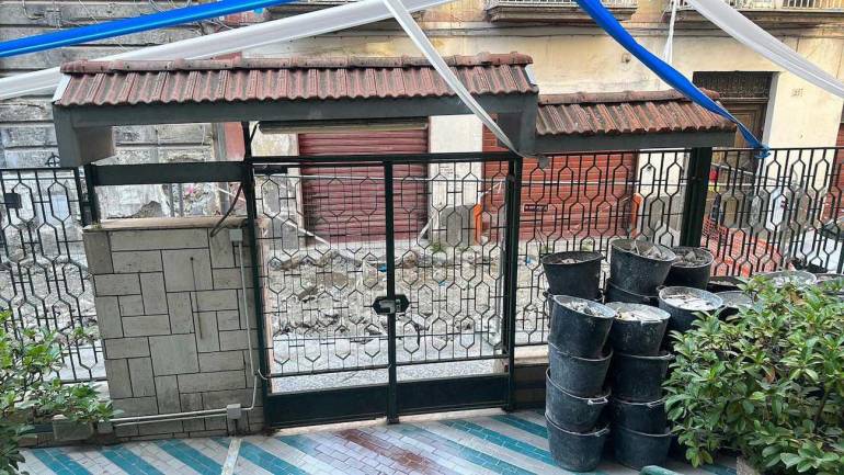 Napoli, crollo stradale in via de Curtis: dopo un mese e mezzo lavori non conclusi