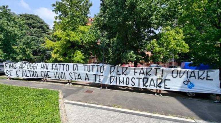 Cuadrado all’Inter, striscione dei tifosi nerazzurri sotto la sede del Coni