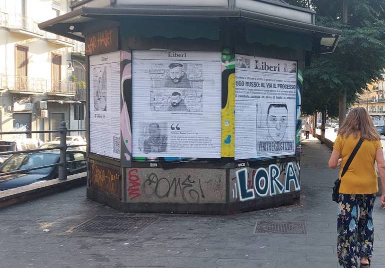 Napoli, edicola rivestita di pagine di giornale per ripercorrere la vicenda di Ugo Russo