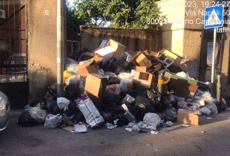 Arzano invasa dai rifiuti: scatta l’emergenza