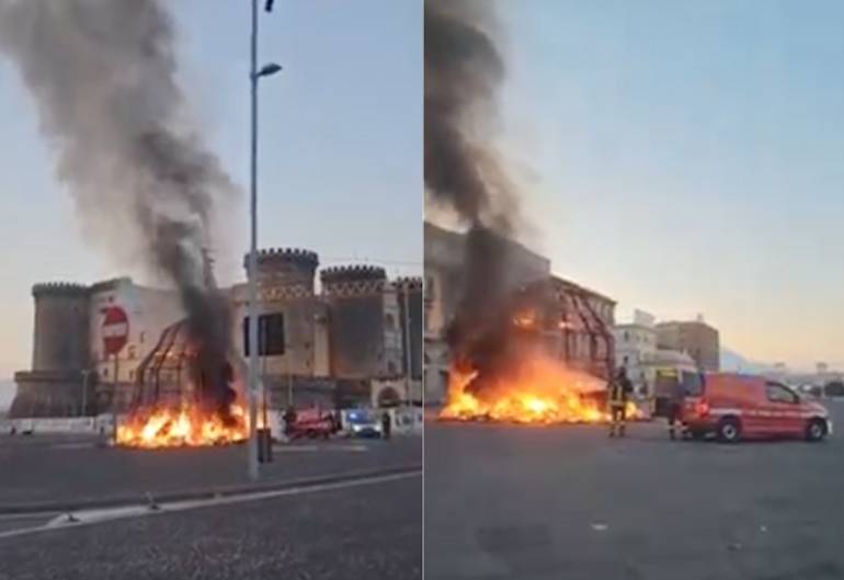 Napoli, in fiamme la Venere degli stracci a Piazza Municipio