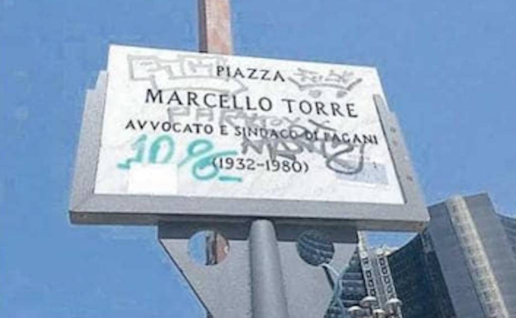 Napoli, imbratta targa in ricordo di Marcello Torre